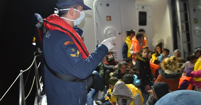 İzmir&#039;de Yunan Sahil Güvenlik unsurlarınca geri itilen 79 sığınmacı kurtarıldı
