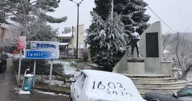 İzmir&#039;e Mart ayında kar sürprizi