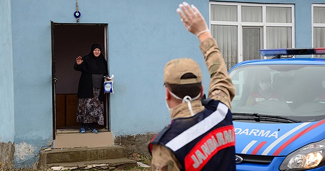 Jandarma ihtiyaçlarını karşıladığı yaşlılara devletin şefkatli elini uzatıyor