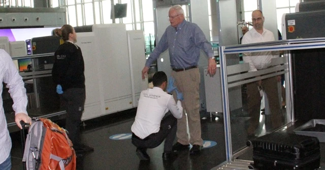 Jeffrey VIP yerine yolcu terminalini kullandı