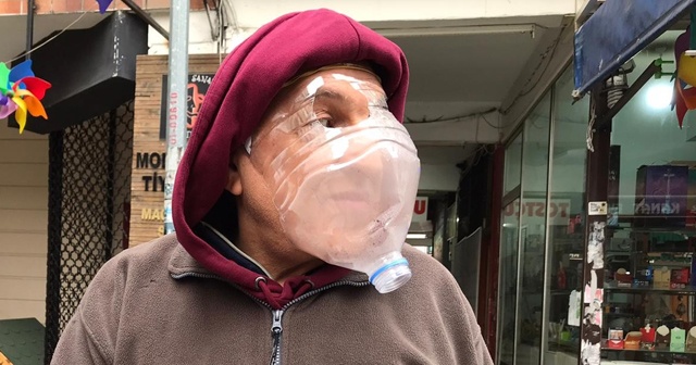 Kadıköy&#039;de esnaf korona virüse karşı pet şişeden maske yaptı