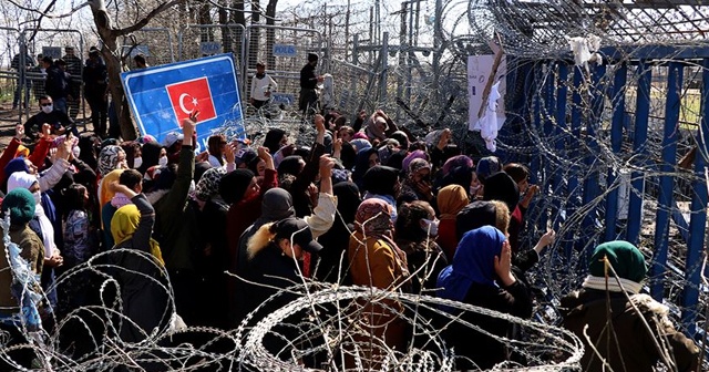 Kadın ve çocuk sığınmacılar Yunan sınır kapısının açılması için eylem yaptı