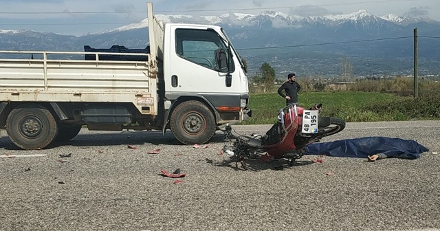 Kamyonet ile motosiklete çarptı: 1 ölü