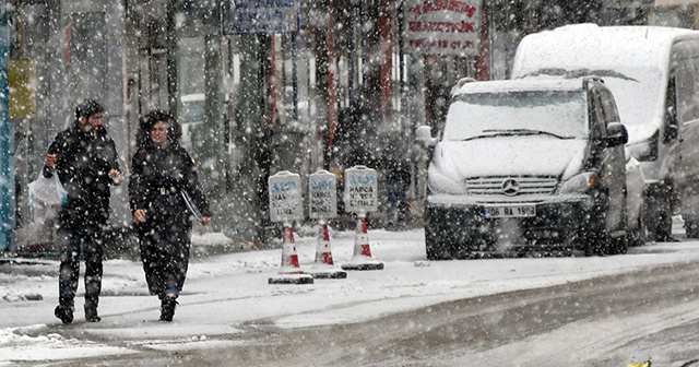 Kars&#039;ta kar yağışı hayatı olumsuz etkiledi