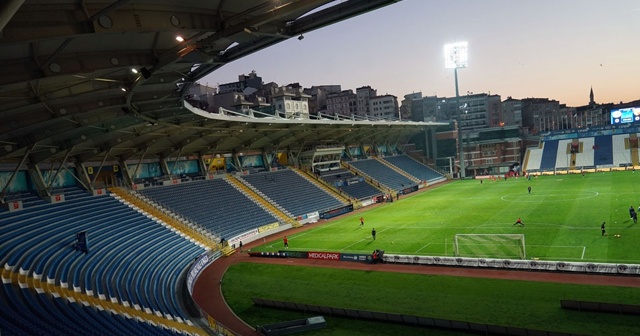 Kasımpaşa - Göztepe maçı seyircisiz oynandı