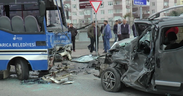 Kocaeli’de öğrenci taşıyan minibüs kaza yaptı: 27 yaralı
