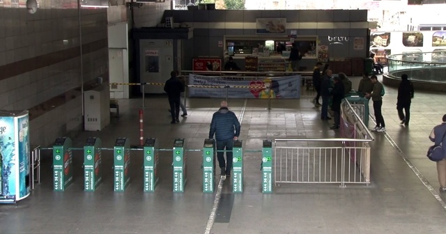 Koronavirüs nedeniyle Mecidiyeköy Metrobüs durağı boş kaldı