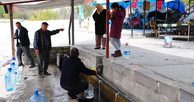 Koronavirüse aldırış etmeden şifalı suya koştular
