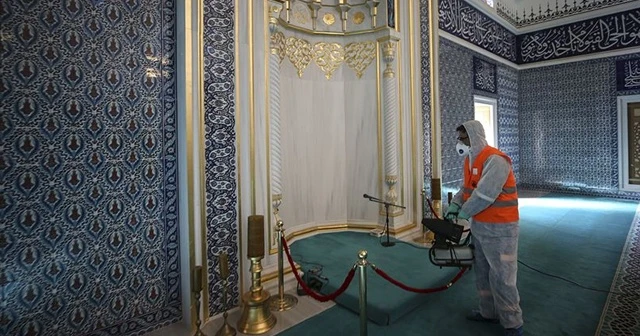 Koronavirüse karşı camiler cuma namazı öncesi dezenfekte edildi