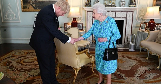 Kraliçe Elizabeth, Boris Johnson ile görüştü