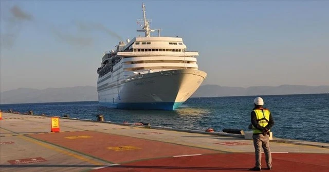 Kuşadası'na kruvaziyerle 375 turist geldi
