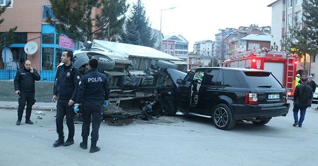 Lüks cipin çarptığı kamyon devrildi