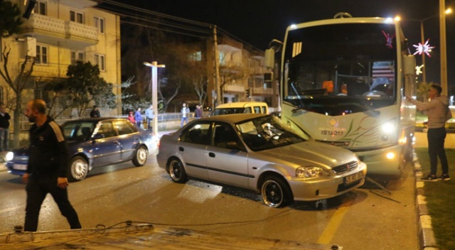 Manisa’da halk otobüsüyle otomobil çarpıştı