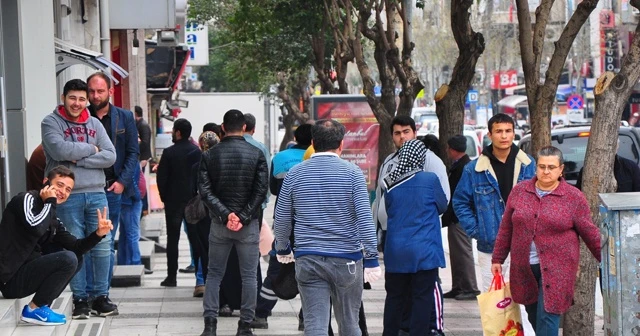 Manisa’da korona virüse rağmen sokaklar doldu