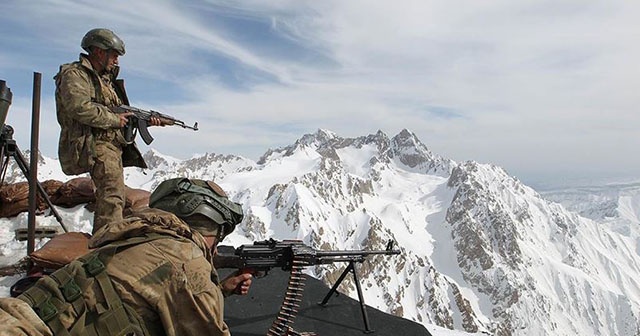 Mehmetçik Hakkari dağlarında teröristlere korku salıyor