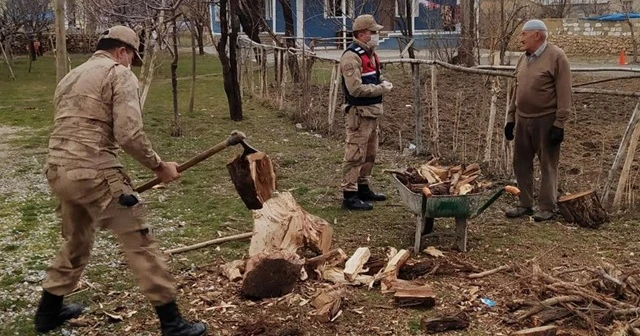 Mehmetçik, koronavirüs nedeniyle dışarı çıkamayan vatandaşların odunlarını da kırıyor