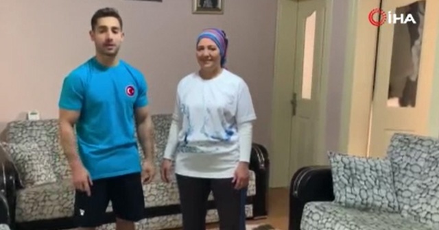 Milli cimnastikçi İbrahim Çolak, çalışmalarını annesiyle sürdürüyor