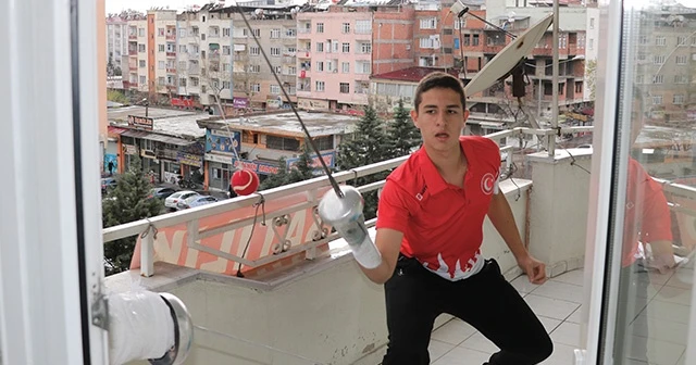 Milli eskrimci antrenmanlarını evinin balkonunda yapıyor