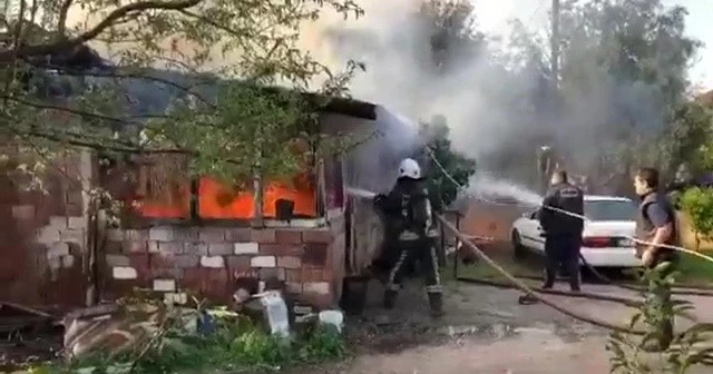 Müstakil ev alev topuna döndü, mahalleli panik yaşadı