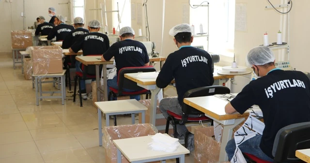 Niğde’de hükümlüler günlük 20 bin adet maske üretiyor