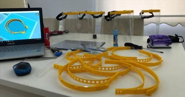 Ordu ve Giresun'daki bazı okullarda 'yüz koruyucu siperlik' ve 'maske' üretiliyor