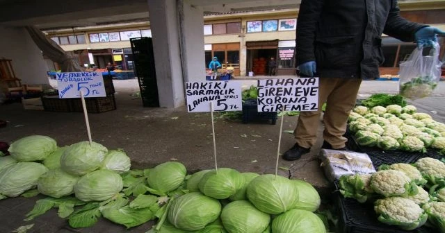 Pazarcı esnafından korona virüse ilginç pankart