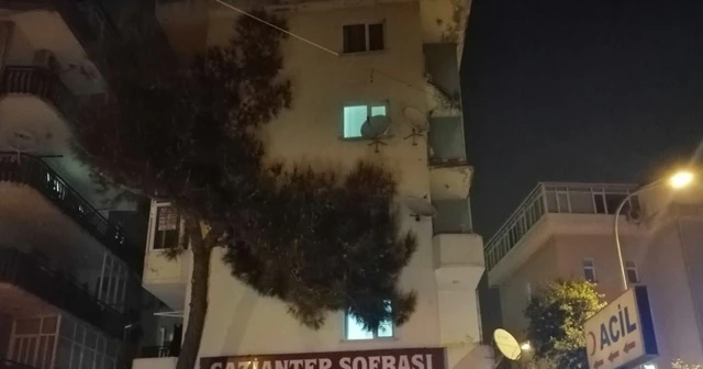 Pendik&#039;te korkutan olay! Binanın balkonları çöktü