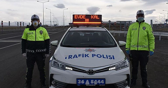 Polis araçlarının tepe lambalarında &#039;Evde kal&#039; uyarısı