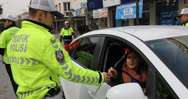 Polis ceza için değil, çiçek vermek için durdurdu