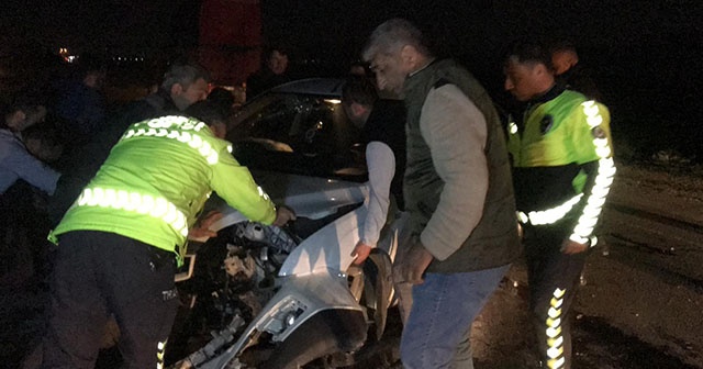 Polis memuru görev çıkışı kaza yaptı