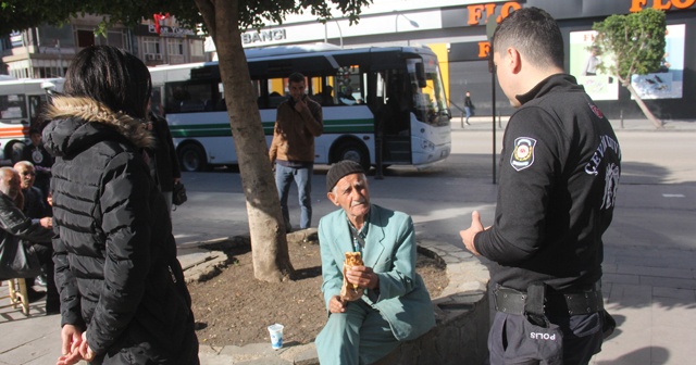 Polis yaşlıları uyarıp evine gönderdi