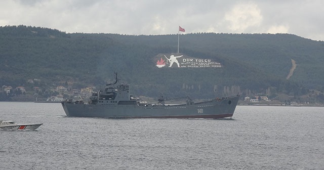 Rus savaş gemisi 'Orsk' Çanakkale Boğazı'ndan geçti