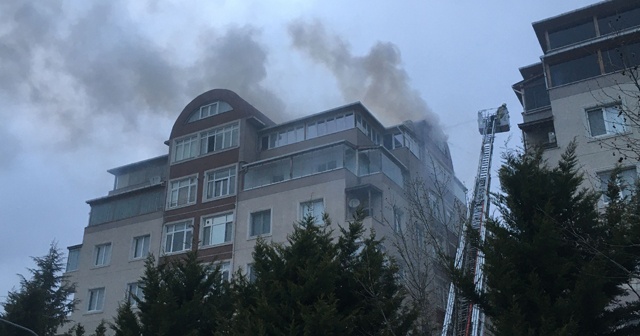 Sancaktepe&#039;de korkutan yangın: Çatı katı alev alev yandı