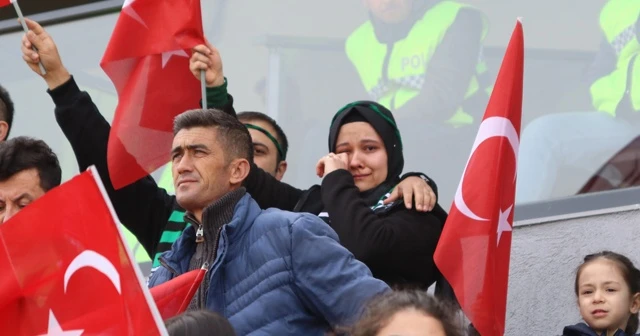 Şehitlerin isimleri okunurken tribünde hüngür hüngür ağladı