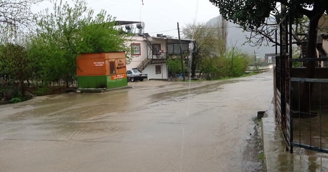 Şiddetli sağanak Kozan caddelerini göle çevirdi