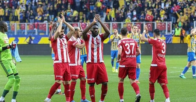 Sivasspor 3 puanı 3 golle aldı