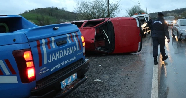 Takla atarak hurdaya dönen otomobilden yaralı kurtuldular