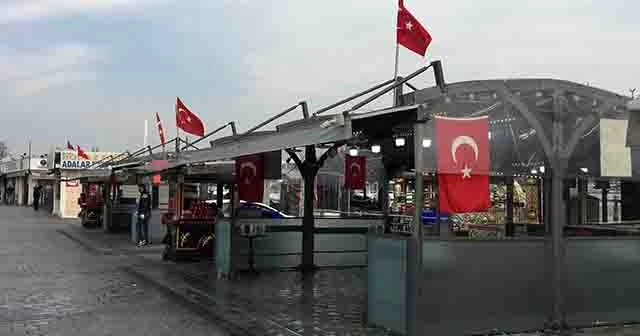 Tarihi Eminönü balık ekmek tekneleri de gel-al servise döndü