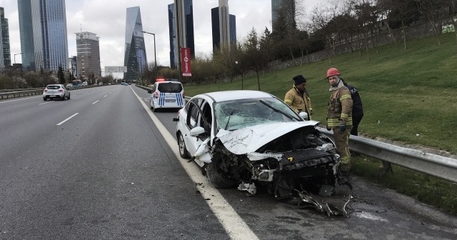 TEM Otoyolu&#039;nda bariyerlere ve direğe çarpan araç ters döndü: 2 yaralı