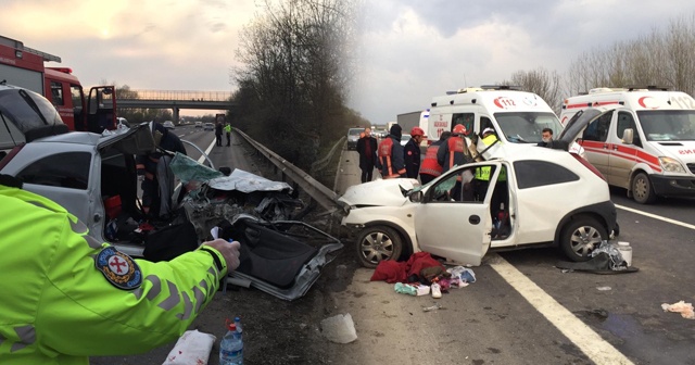 TEM Otoyolunda otomobil önce kamyona sonra bariyerlere çarptı: 5 yaralı