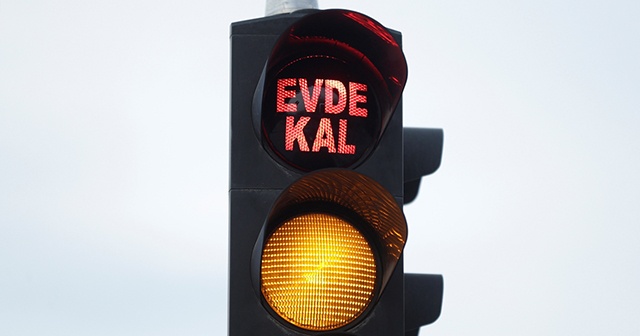 Trafik ışıkları ve led ekranlarla "Evde kal" çağrısı