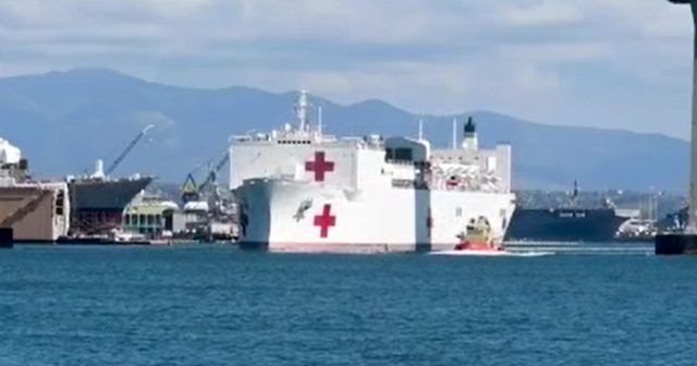 Trump, USNS Mercy yüzen hastane gemisini Kaliforniya’ya gönderdi