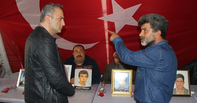 Türkiye Gazetesi Yayın Koordinatörü Yücel Koç, HDP önündeki aileleri ziyaret etti