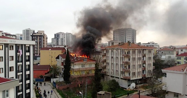 Tuzla’da 3 binanın çatı katları alev alev yandı