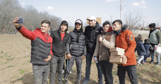 Ünlü oyuncu, sınırda bekleyen göçmenlere yardım dağıttı