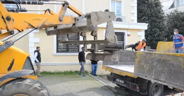 Vatandaş yasak dinlemedi, belediye bankları kepçeyle topladı