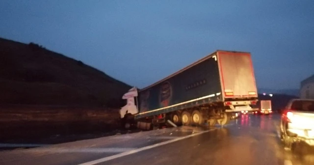 Yalova'da tır yoldan çıktı, sürücüsü ölümden döndü