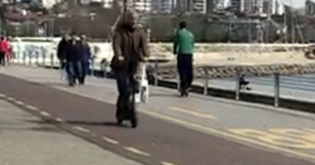 Yaşlı vatandaşın scooterla sahile çıkması pes dedirtti