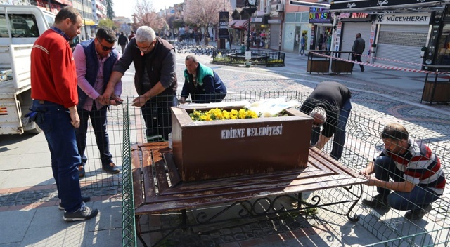 Yaşlılar çağrılara uymayınca tel örgü çekildi