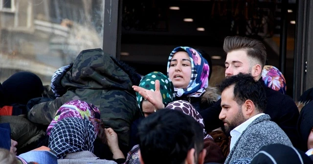 Yeni açılan mağazada izdiham: Bayılanlar oldu